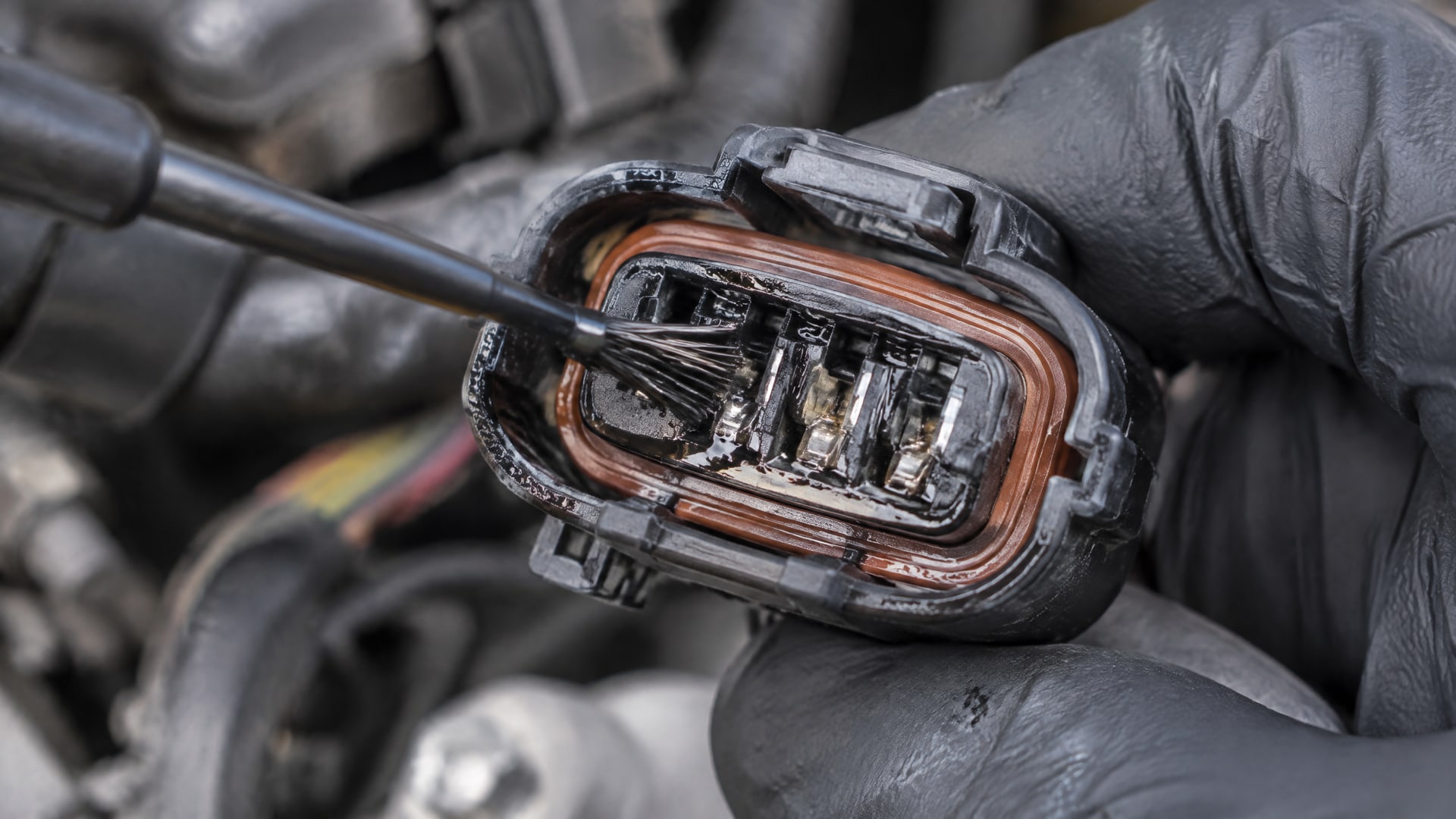WD-40 заполняет микротрещины на контактах автомобильного разъема, вытесняя воду.
