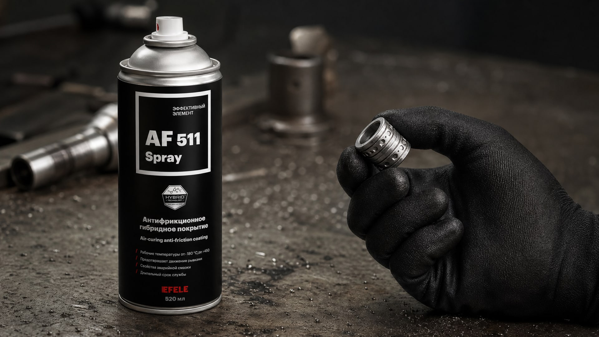 Рука в перчатке наносит EFELE AF-511 Spray для измерения толщины покрытия.
