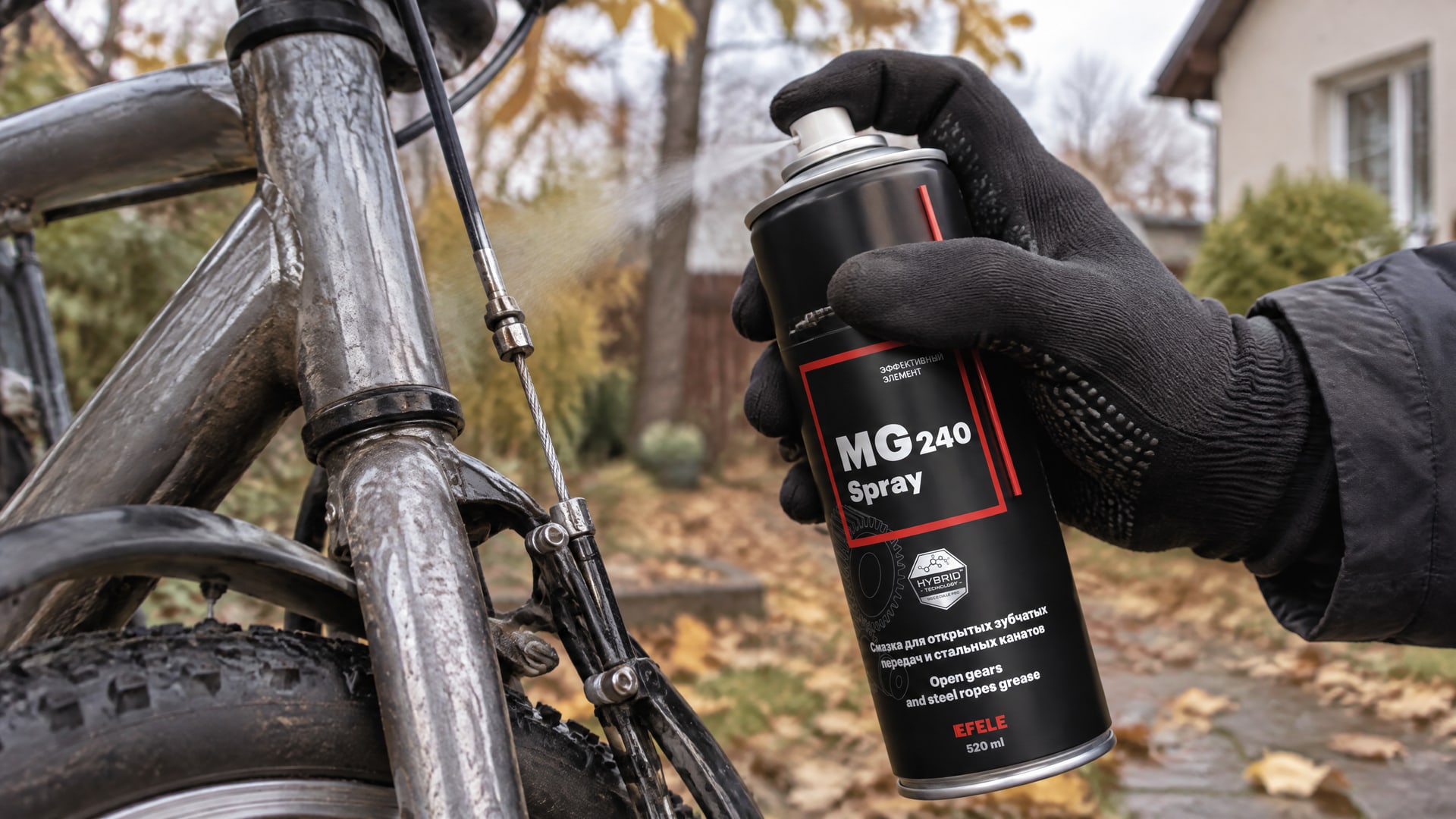 Рука наносит смазку EFELE MG-240 Spray на стальной канат.