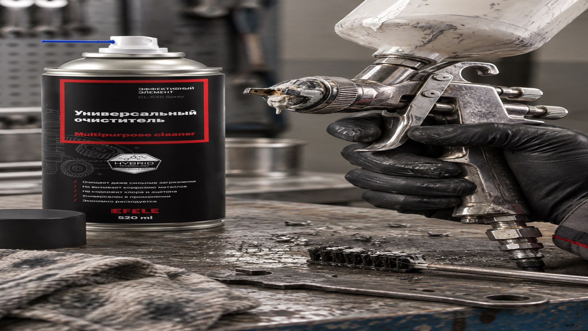 Рука в перчатке наносит EFELE CL-545 Spray, как промыть монтажный пистолет.